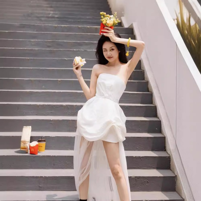 Photography Outdoor - Gaun Pagi Tanpa Tali Warna Putih
